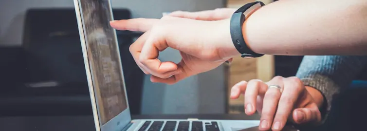 Conseil informatique : échange devant un ordinateur portable